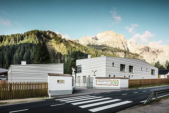 Pred impresivno gorsko kuliso štiri nove stavbe logističnega in vadbenega centra „Villaggio Alpino Tempesti” združujejo alpsko pokrajino z moderno arhitekturo. Natančno položeni PREFALZ aluminijasti trakovi v barvi P.10 prefa bela zagotavljajo jasne linije, visoko odpornost in klimatske prednosti. So funkcionalna oblikovalska rešitev v osrčju Južne Tirolske. Pred dostopno cesto do moderne vojašnice se nahaja cesta s prehodom za pešce.