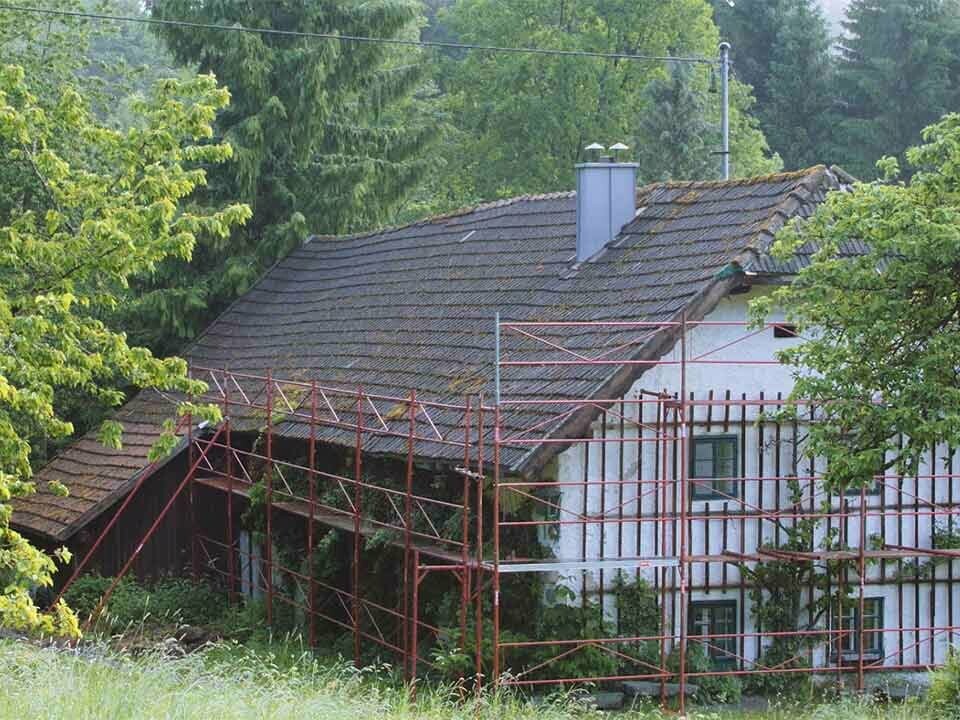 Stara enodružinska hiša pred sanacijo strehe z izdelki PREFA.