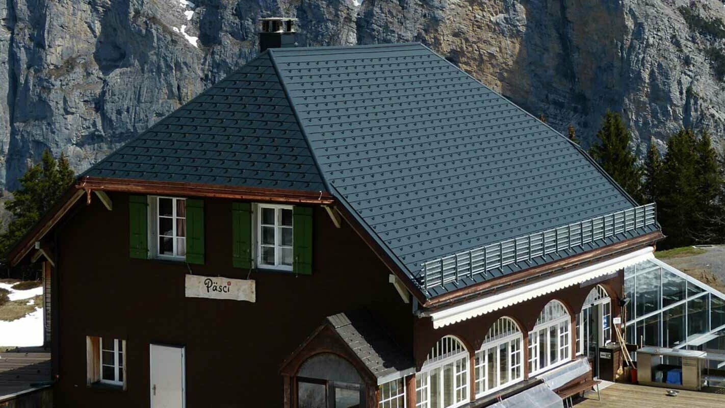 Obnova strehe gorske koče s čopasto streho s strešnimi skodlami PREFA in snegolovi