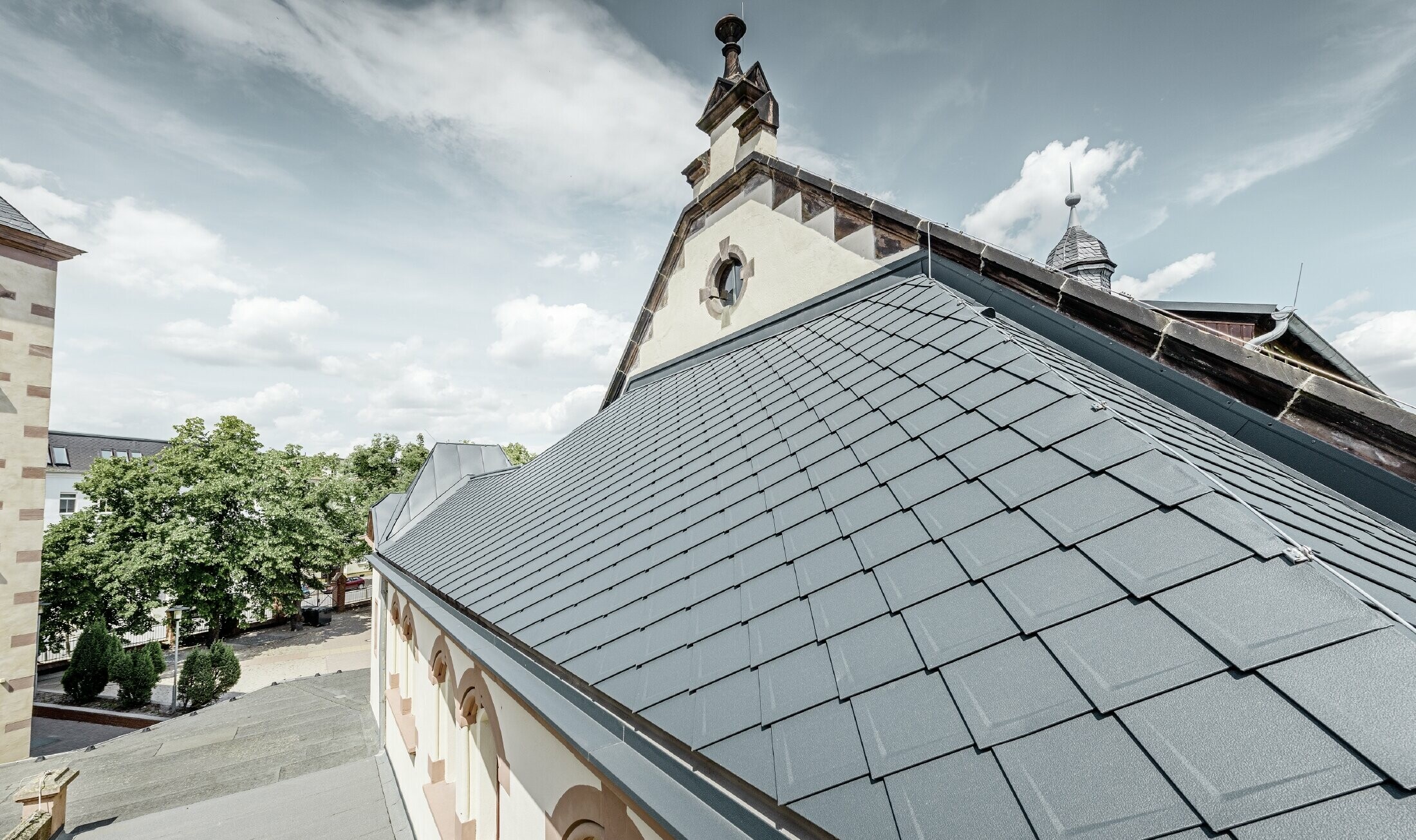 Novo sanirana telovadnica šole Lutherstadt Wittenberg z aluminijasto streho PREFA, strešni rombi in elementi Prefalz položeni v antracitni barvi