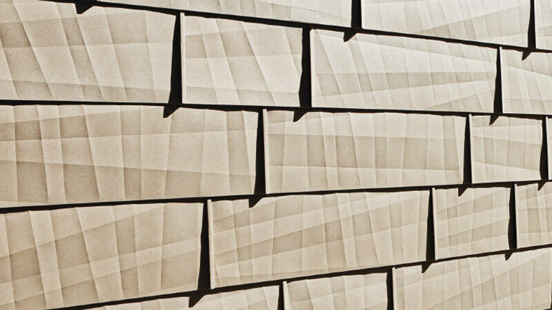 Fasadni panel FX.12 z značilnimi robovi, P.10 peščeno rjava