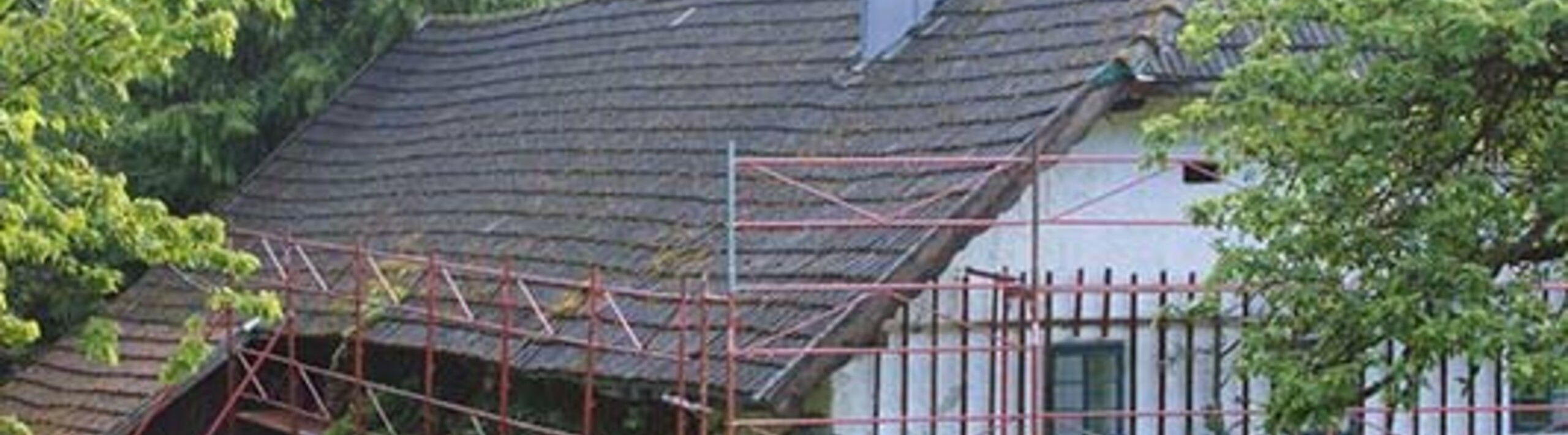 altes Dach des Wiesenhaus kurz vor der Dachsanierung mit der PREFA Dachschindel, mit Gerüst