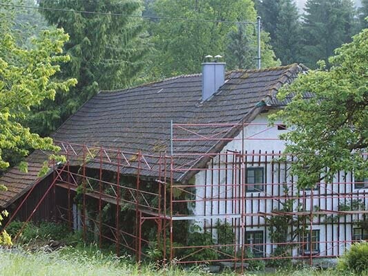 altes Dach des Wiesenhaus kurz vor der Dachsanierung mit der PREFA Dachschindel, mit Gerüst