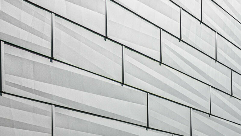 Fasadni panel FX.12 z značilnimi robovi, P.10 svetlo siva