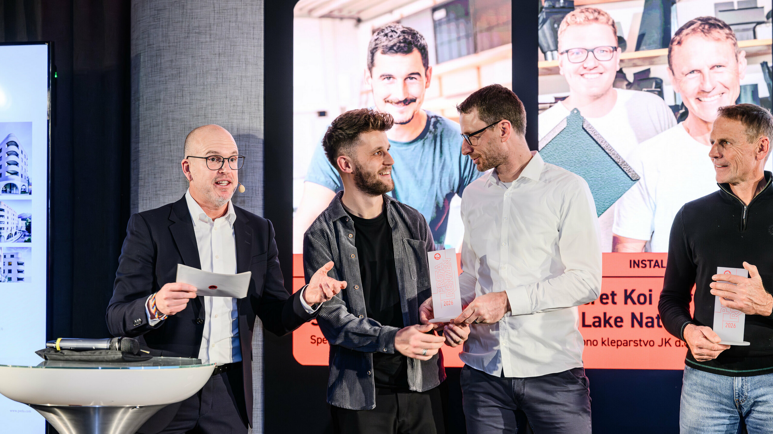 Izjemen trenutek na predstavitvi PREFARENZEN 2026 v k47.wien: nagrajenci so bili nagrajeni za svoje ustvarjalne in tehnično prepričljive projekte z aluminijastimi izdelki PREFA. Nagrada simbolizira inovativnost, obrtniško spretnost in arhitekturno odličnost. Dogodek kaže, kako PREFA ustvarja navdih in priznanje – za vse tiste, ki želijo s strastjo, kakovostjo in oblikovanjem postaviti nove standarde v arhitekturi.