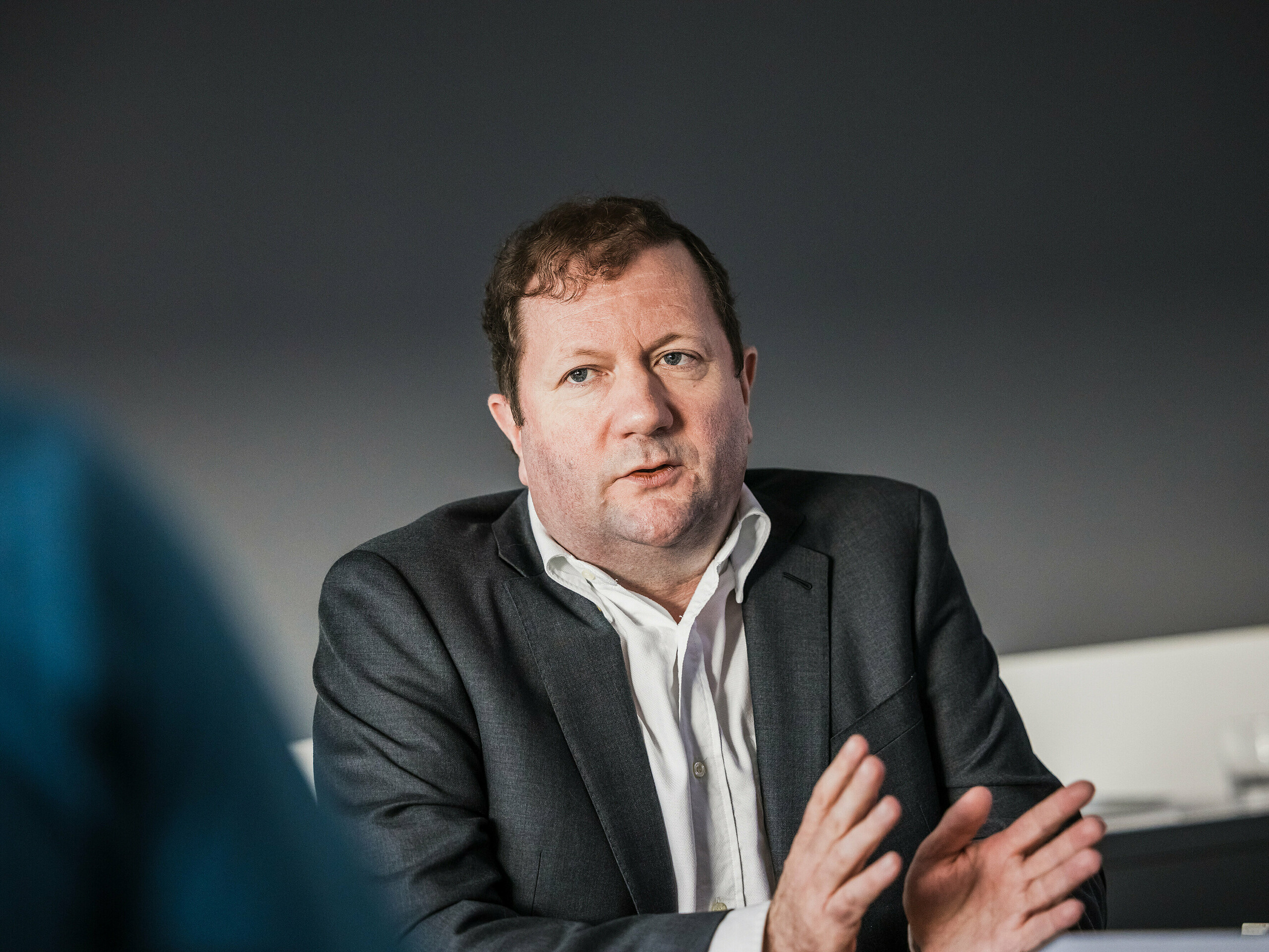 Pierre Hiblot, direktor družinskega podjetja Quemard iz Bretanje, ki obstaja že od leta 1946. Obrtniška popolnost podjetja Quemard ne naredi fasade Collège Léontine Dolivet le vizualno privlačno, ampak zagotavlja tudi dolgo življenjsko dobo in odpornost proti vremenskim vplivom.