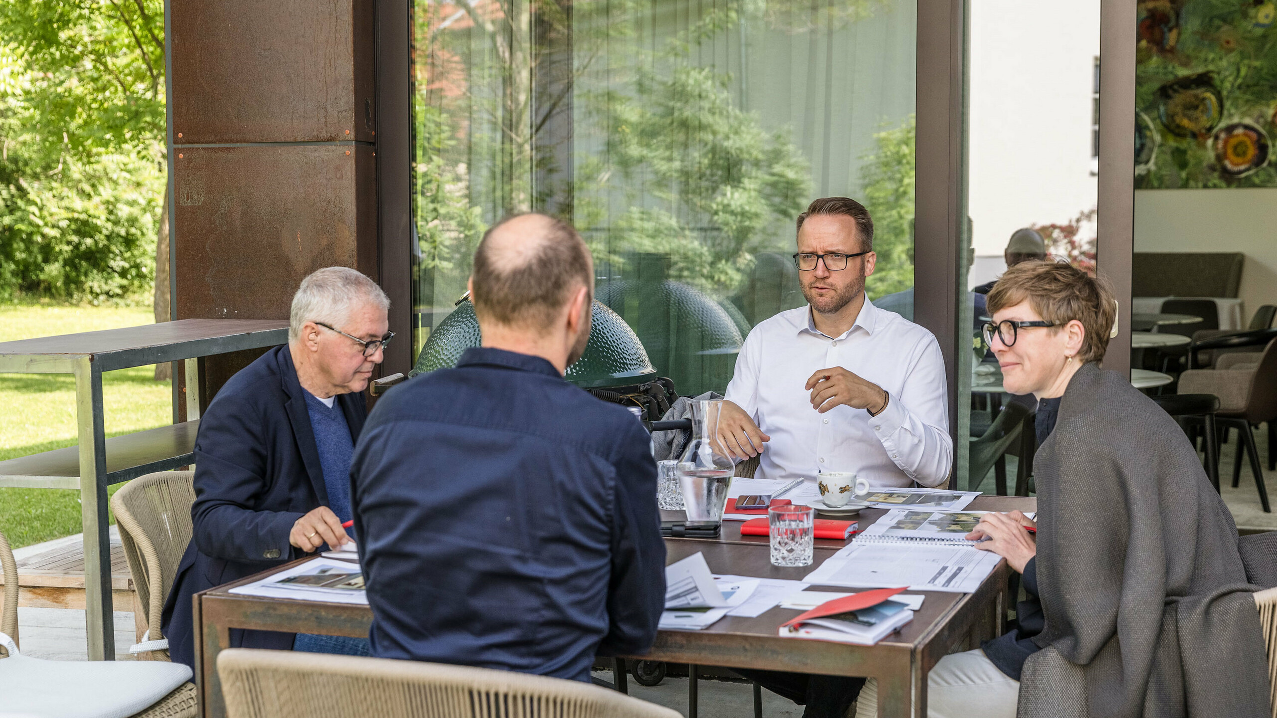  Intenzivno ocenjevanje projektov na strokovnem dialogu PREFARENZEN 2026: Falk Leinert (Leinert Lorenz Architekten), Thomas Schlett (B3 Architekten), Christian Wirth (regionalni vodja prodaje za vzhod, PREFA Avstrija) in Juliane Croce (Croce & Wir) so na prostem na zemljišču Winzerresidenz v Seewinklu na Gradiščanskem pregledali arhitekturne projekte. Žirija je razpravljala o ustvarjalnih pristopih, trajnostnih materialih in kakovosti oblikovanja, da bi izbrala končne projekte za arhitekturno knjigo in koledar PREFARENZEN za leto 2026.