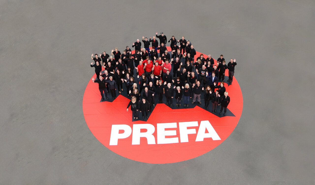 PREFA sodelavci mahajo novincu.