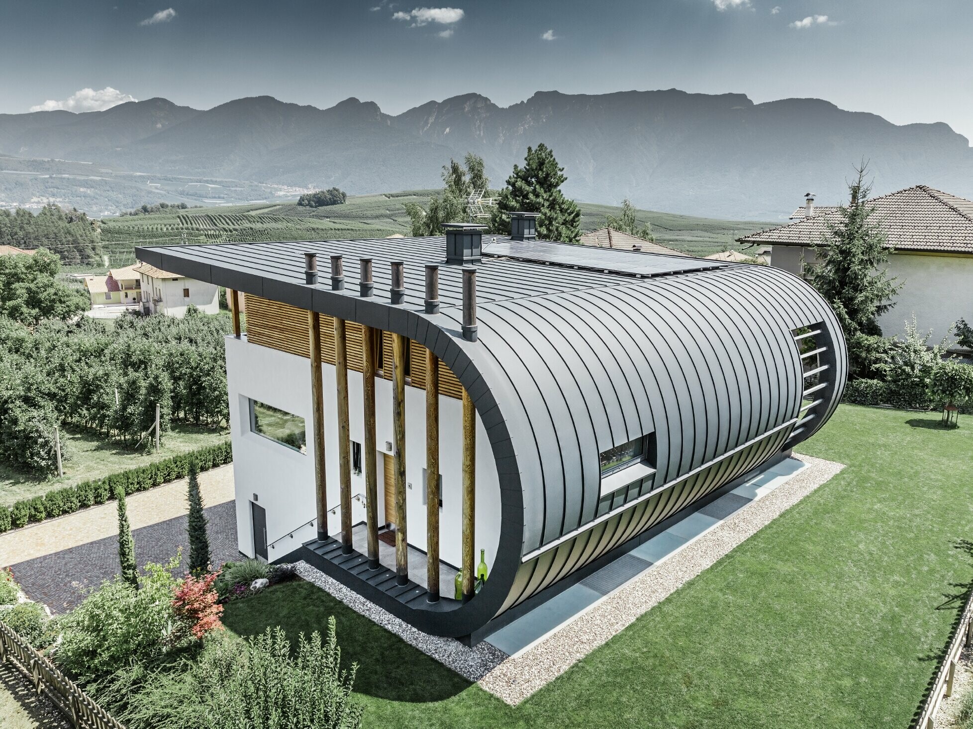 Zračni posnetek objekta Casa Giovannini v Italiji z zaobljeno fasado PREFALZ v barvi P.10 antracit