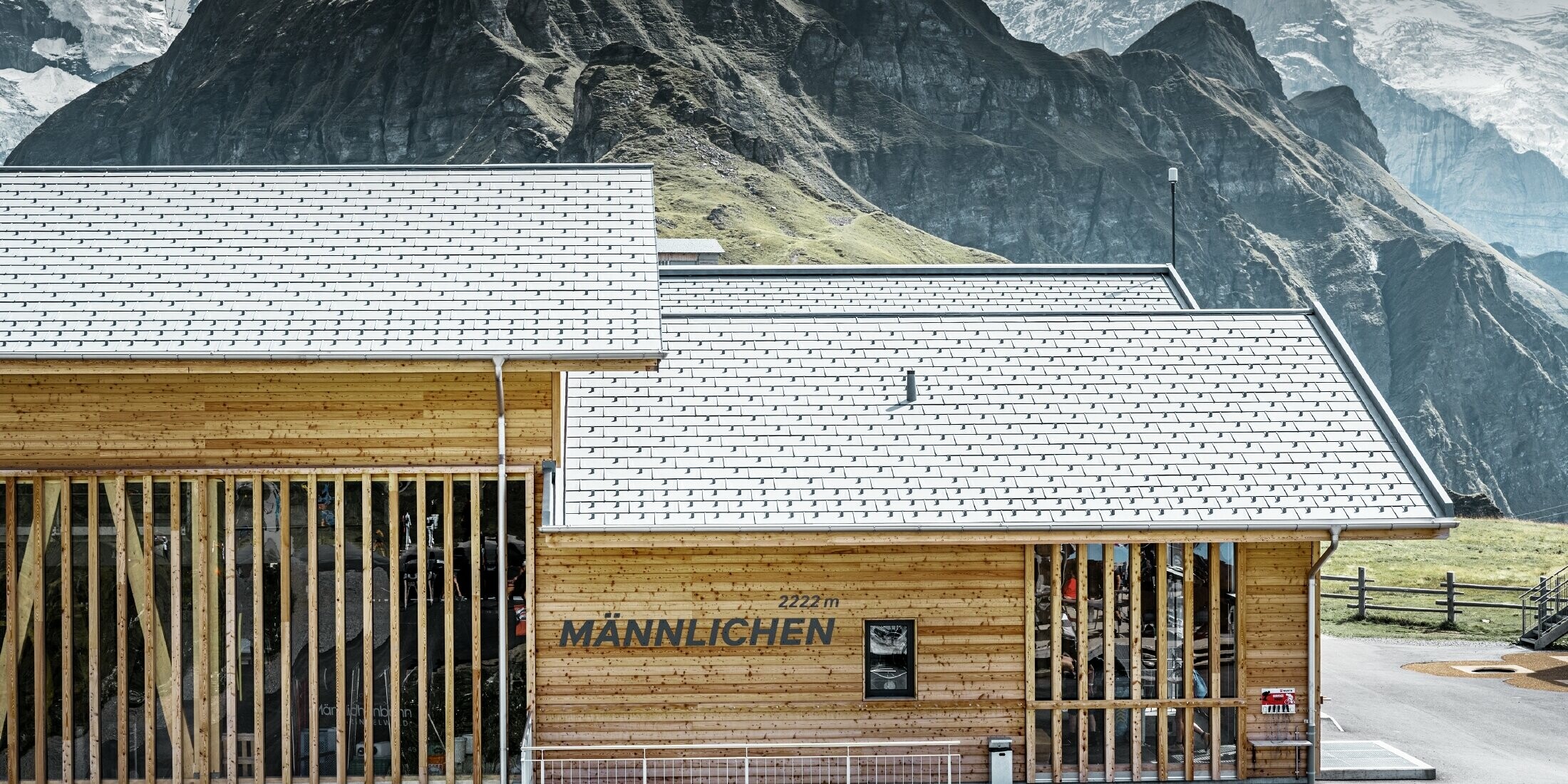 Bergstation Grindelwald-Männlichen eingedeckt mit der PREFA Dachplatte R.16 in P.10 Steingrau