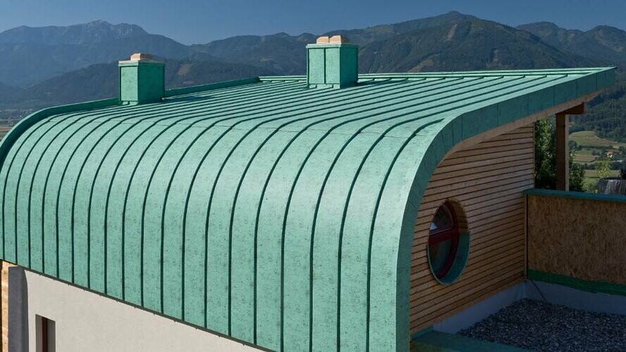 Zaobljena streha s sistemom Prefalz v barvi zelena patina