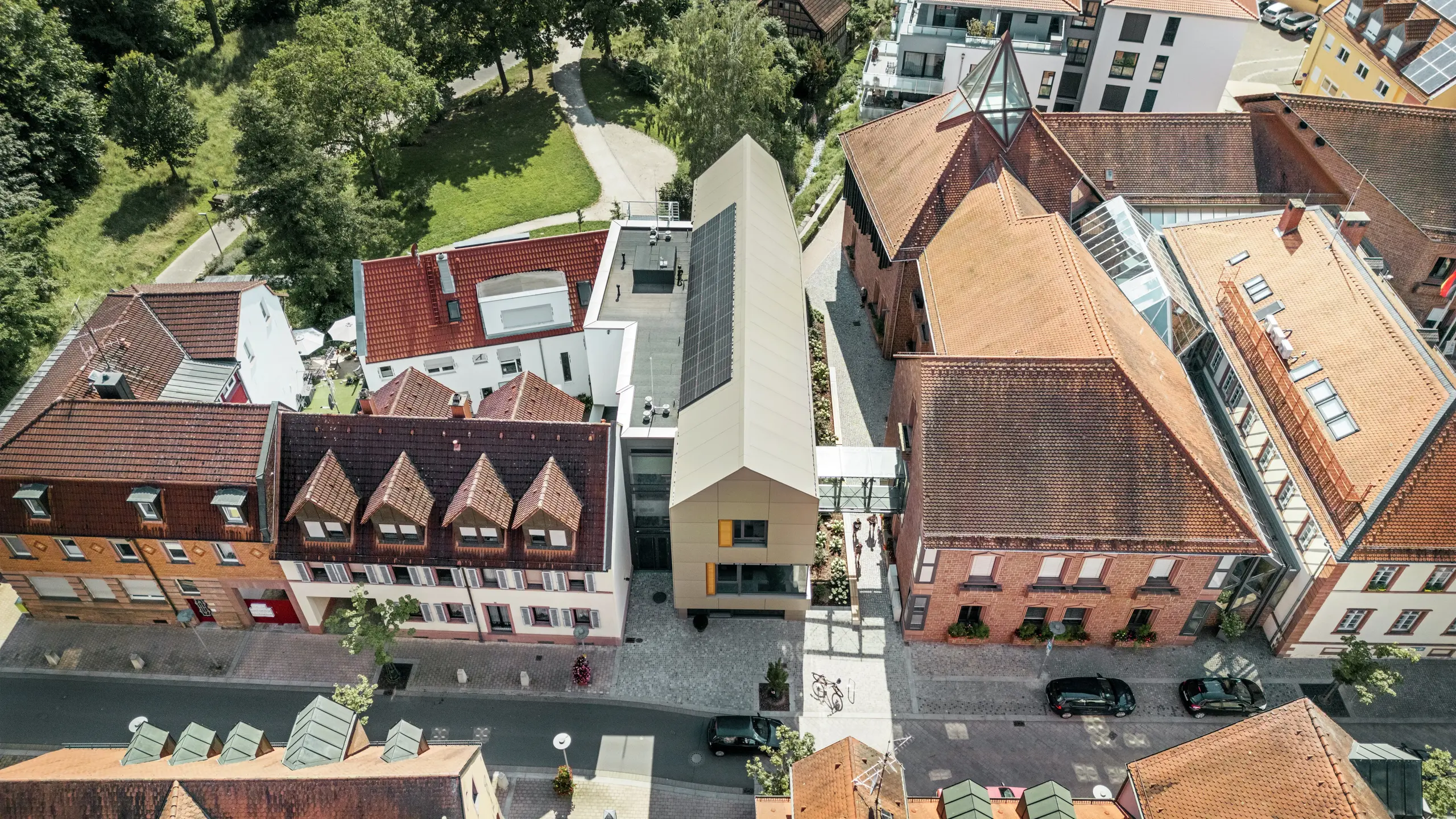 Nova mestna hiša se tako harmonično vključi v arhitekturni sklop mesta, ki ga sestavljata prvotna zgodovinska mestna hiša in prizidek iz 80. let.