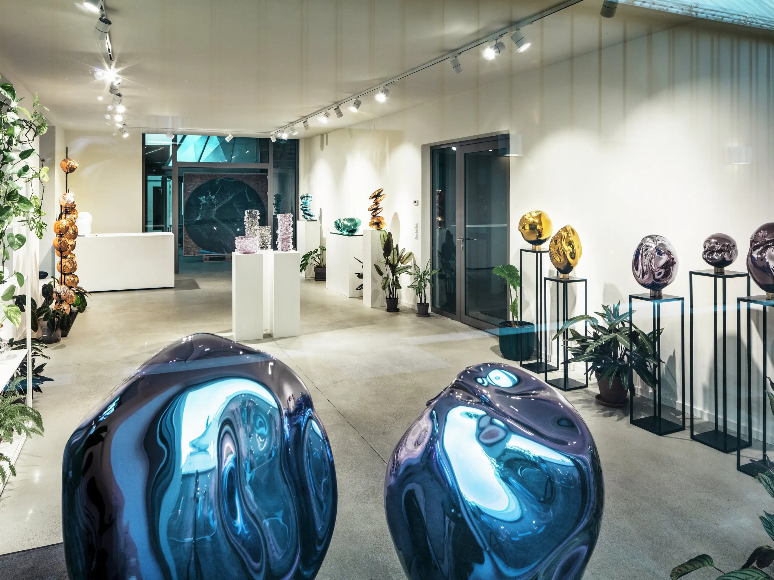 [Translate to Slovenščina:] Unutarnji pogled na Studio Comploj u Beču s izložbom ručno izrađenih staklenih objekata. Moderni galerijski prostor kombinira umjetnost, dizajn i obrtništvo u elegantnom okruženju.