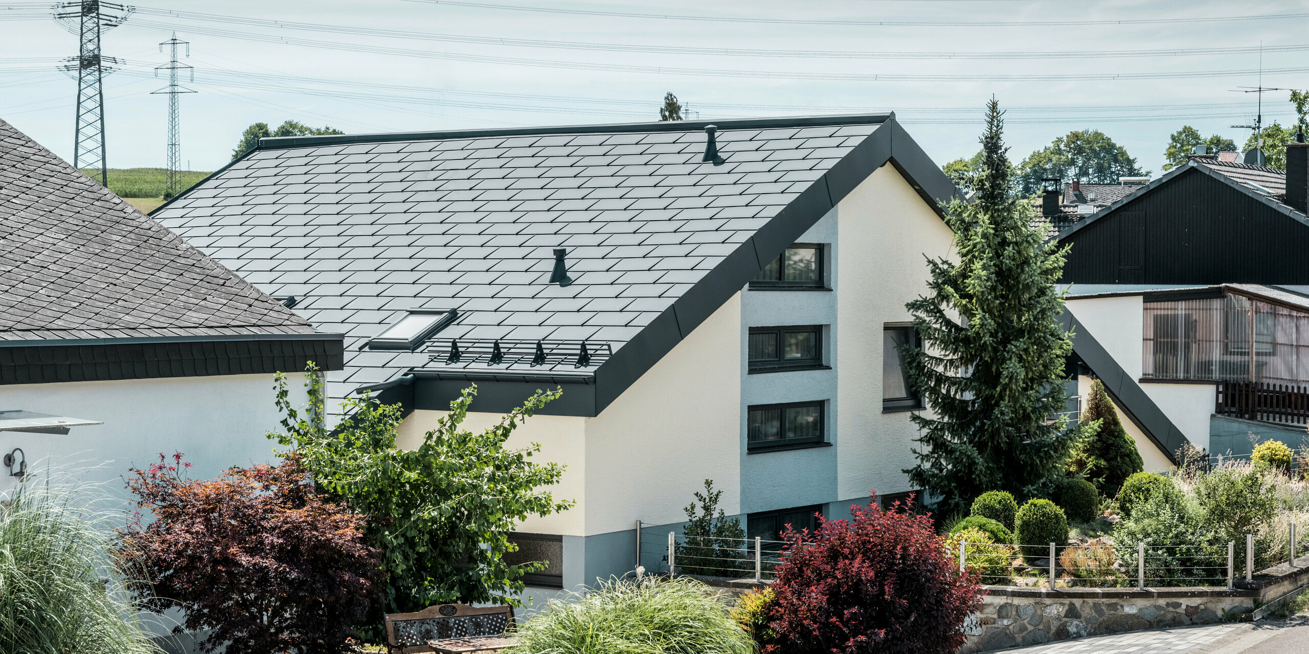 Einfamilienhaus in Newel-Besslich mit PREFA Dachplatte R.16 und PREFA Dachentwässerungssystem in anthrazit