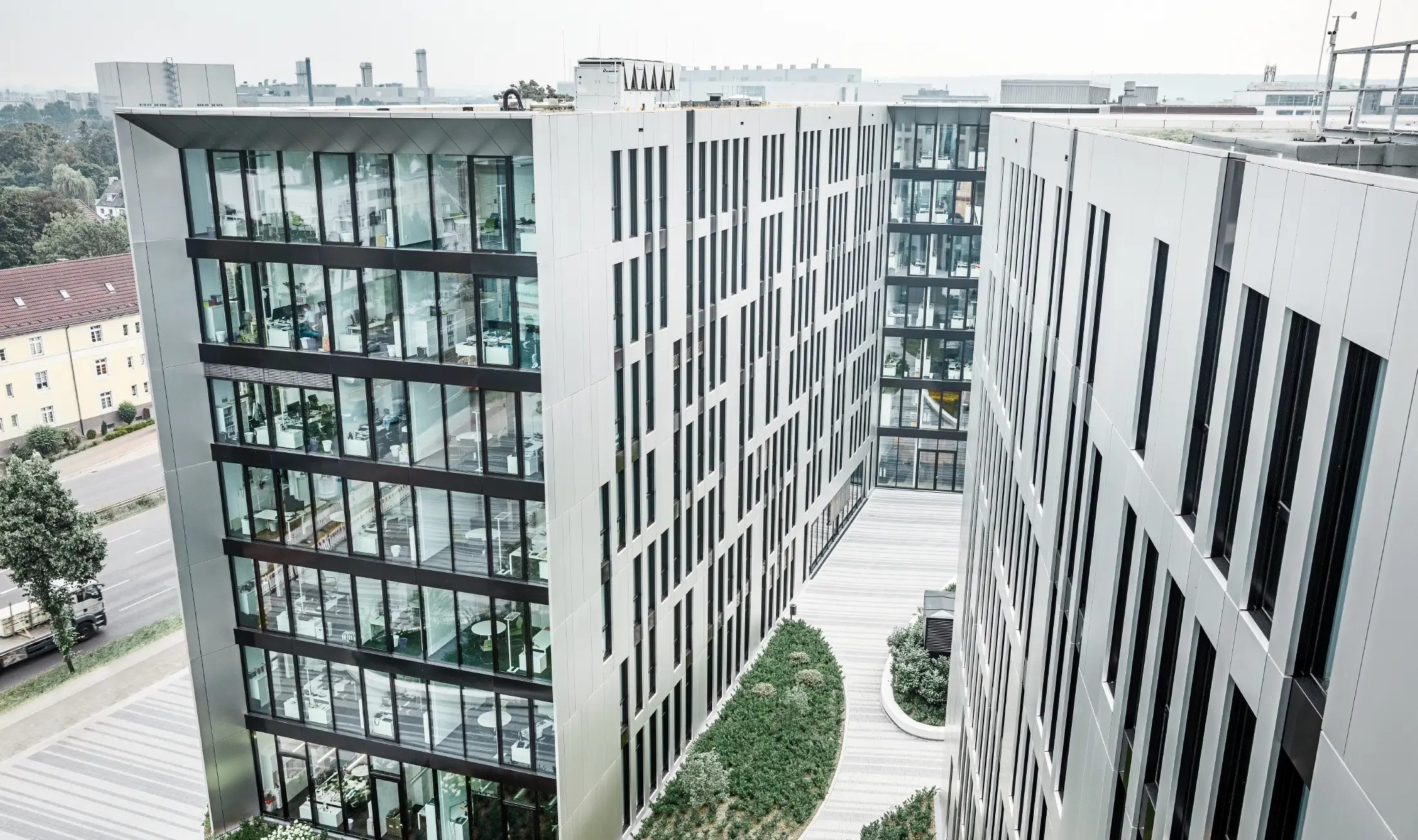 Futuristična aluminijasta fasada iz kompozitne plošče iz krtačenega aluminija na objektu Clara und Robert v središču Düsseldorfa.