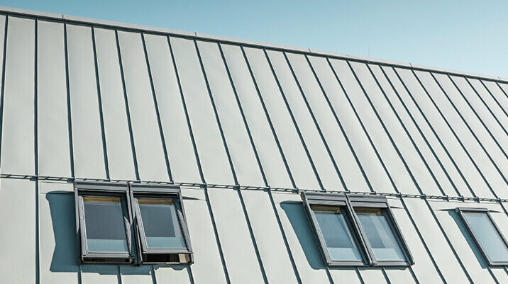 Zgibana streha Prefalz v P.10 cinkovo sivi barvi s strešnimi okni