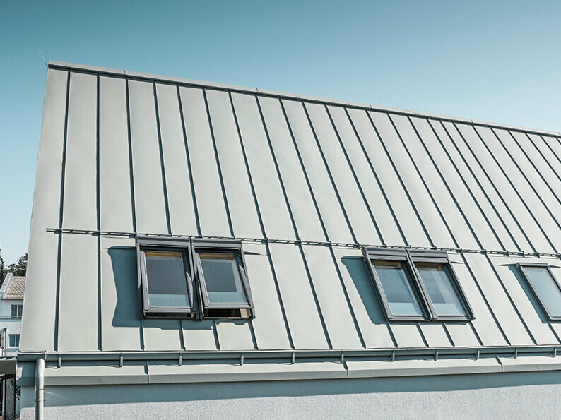 Zgibana streha Prefalz v P.10 cinkovo sivi barvi s strešnimi okni
