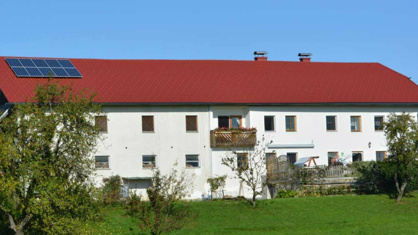 Kmečka hiša v Avstriji po obnovi strehe s strešnimi ploščami PREFA (pred tem – streha s strešniki iz vlaknocementa)