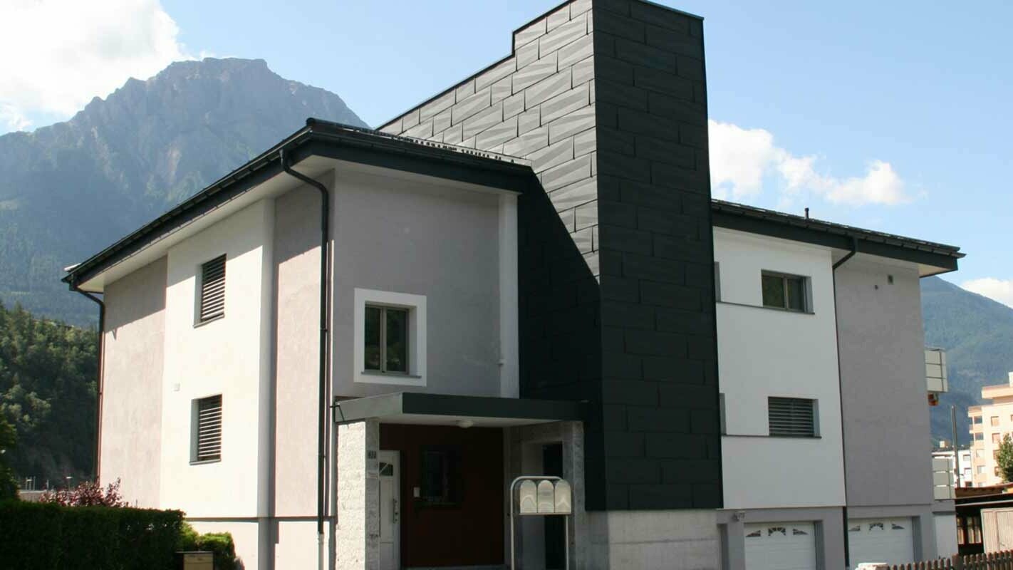 Izgradnja hiše in obloga s fasadnimi paneli PREFA FX.12 v antracitni barvi P.10