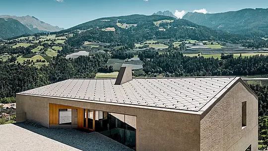 Izobraževalni center Riffian na Južnem Tirolskem se ponaša s sodobno arhitekturo in strešnimi rombi PREFA 44 × 44 v barvi P.10 bronasta. Trpežna aluminijasta streha se harmonično vključuje v gorsko pokrajino, navdušuje z natančno izvedbo ter zagotavlja dolgotrajno zaščito vrtca in osnovne šole pred vremenskimi vplivi.