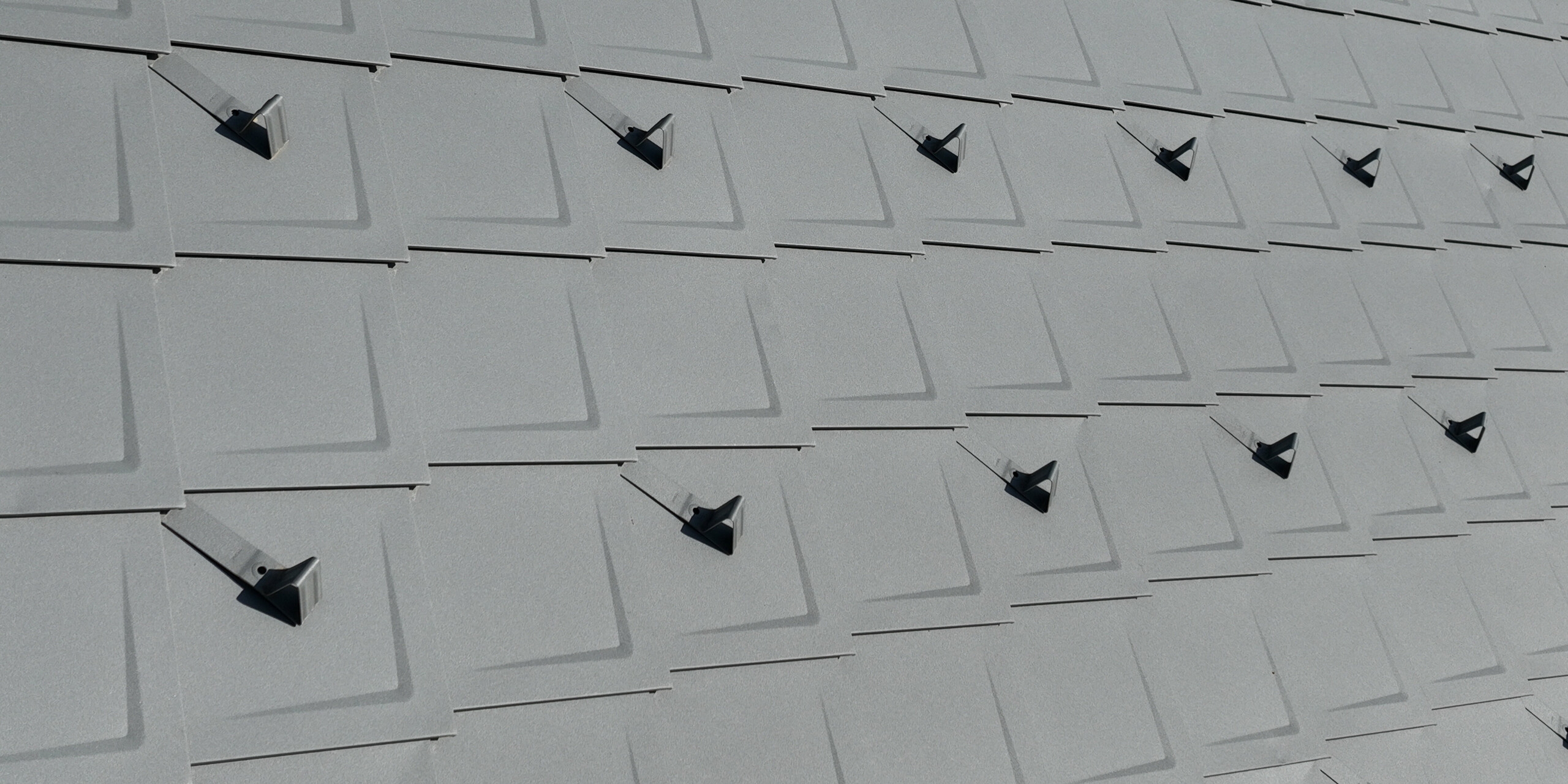 PREFA strešna plošča 29x29 v P.10 svetlo sivi barvi na počitniški hiši v Enginsu blizu Grenobla