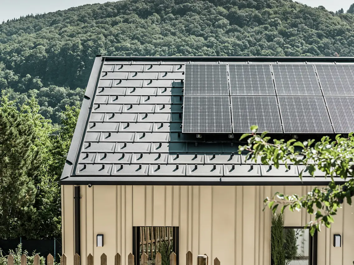 Pogled na enodružinsko hišo, prekrito z DS.19 z montažnim solarnim sistemom PREFA.
