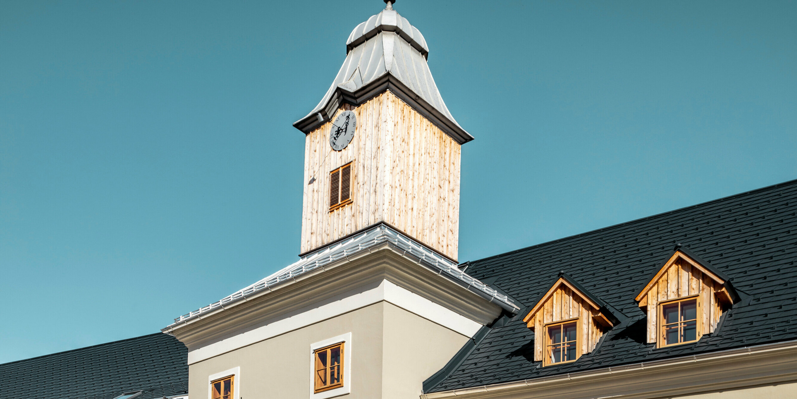 Streha hotela Glockenturm v Marktlu pri Lilienfeldu v Avstriji je prekrita s PREFA strešnimi skodlami v P.10 antracitni barvi. Sistem za odvodnjavanje PREFA je na stavbi ohranjen v naravnem aluminiju. Nedaleč stran od hotela Glockenturm se nahaja Leopold - naša gostilna, ki je prav tako prekrita s PREFA izdelki. 