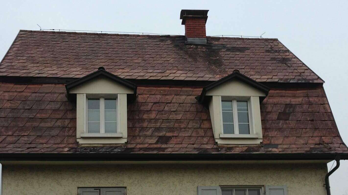 Mansardna streha pred obnovo s strešnimi ploščami PREFA, vključno z oblogo mansardnega okna