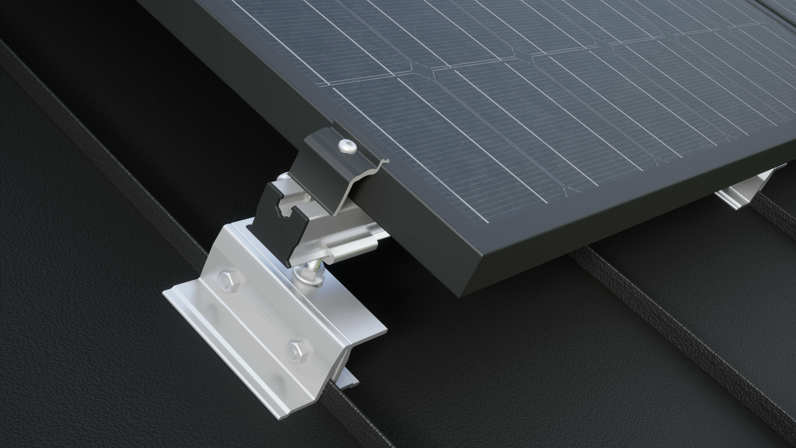 Približek nosilca solarnih sistemov PREVARIO PREFALZ, nameščenega na temni strehi PREFA, ki nosi aluminijasti nosilni profil PV modulov. Solarni modul je pritrjen na profilni nosilec s stranskim držalom PREVARIO.