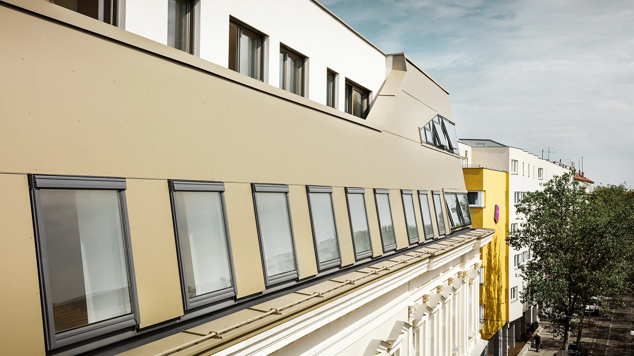 Izdelava podstrešja na ulici Schloßhofer Straße na Dunaju z aluminijastimi kompozitnimi ploščami v bronasti barvi PREFA