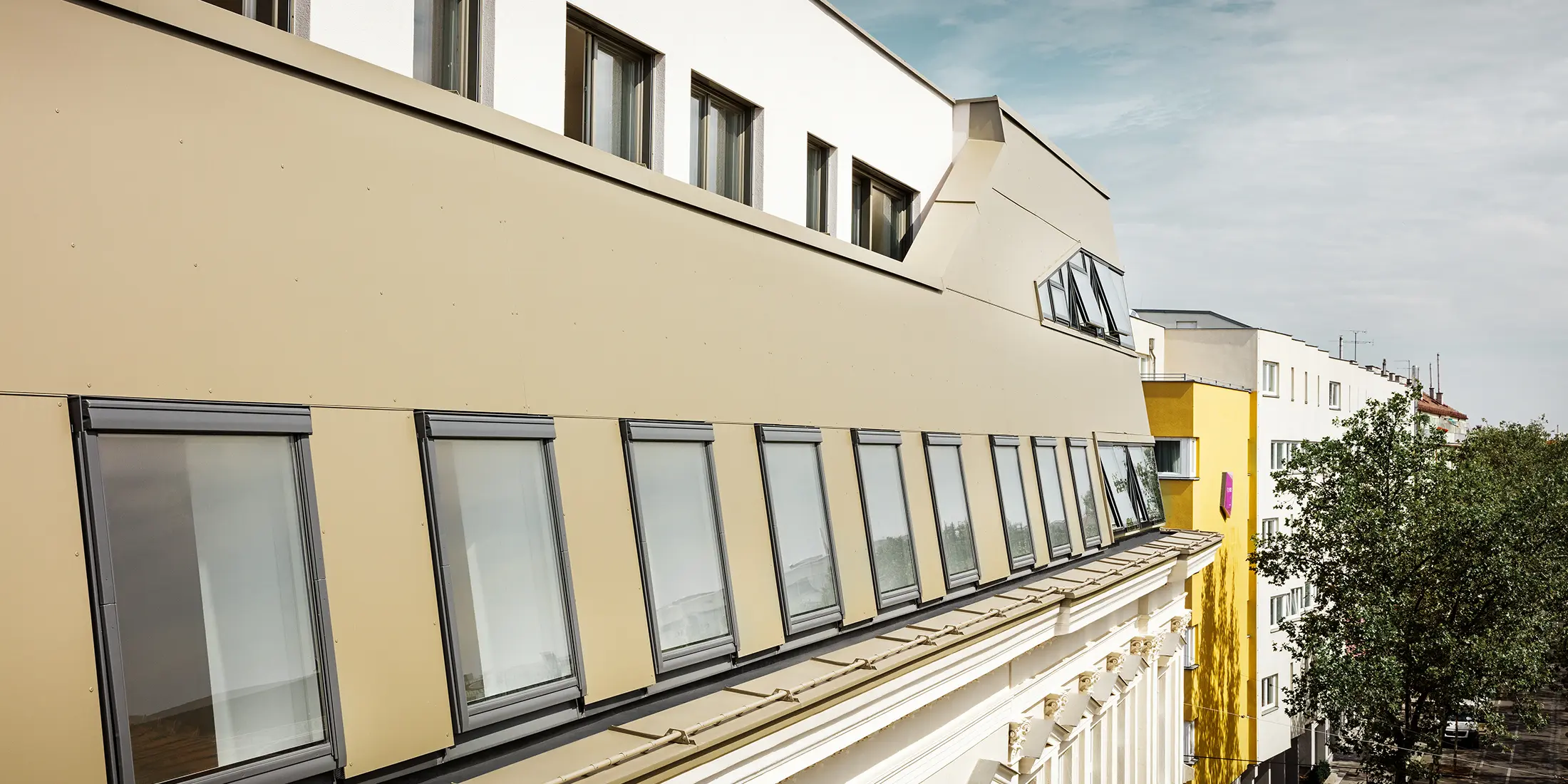 Izdelava podstrešja na ulici Schloßhofer Straße na Dunaju z aluminijastimi kompozitnimi ploščami v bronasti barvi PREFA