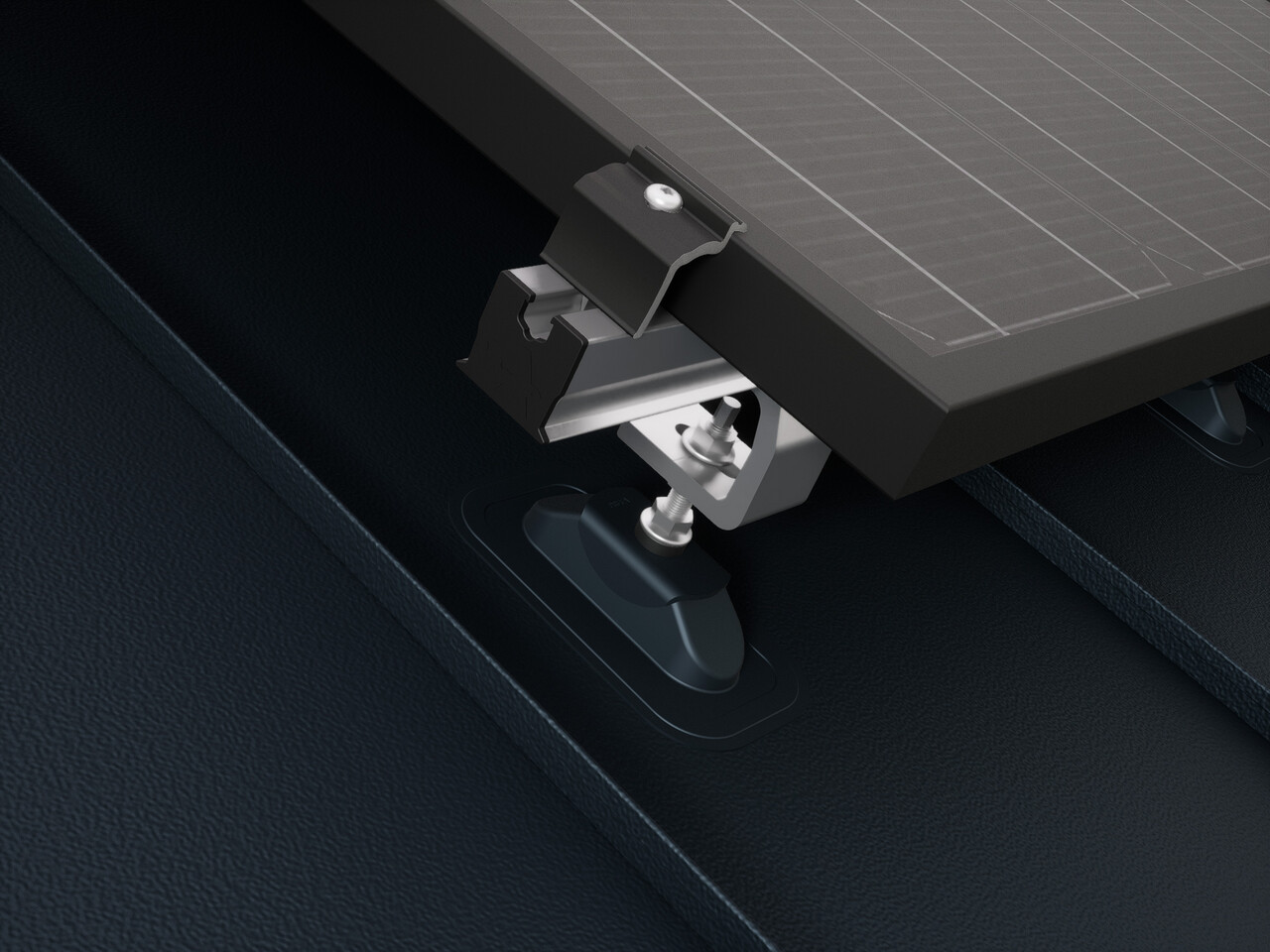 Približek nosilca solarnih sistemov PREVARIO Sunny, nameščenega na strehi PREFALZ, ki nosi aluminijasti nosilni profil PV modulov. Solarni modul je pritrjen na nosilni profil s stranskim držalom PREVARIO.