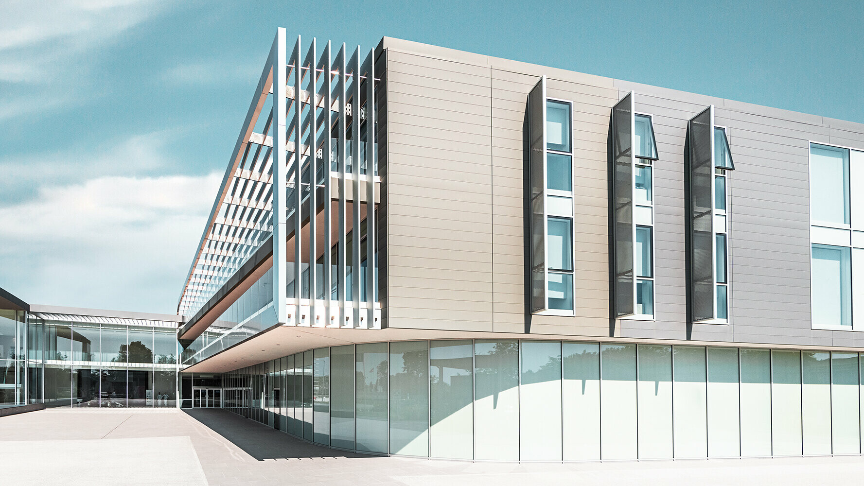 Raziskovalno-tehnološki center z moderno fasado Sidings podjetja PREFA v 5 različnih barvnih tonih