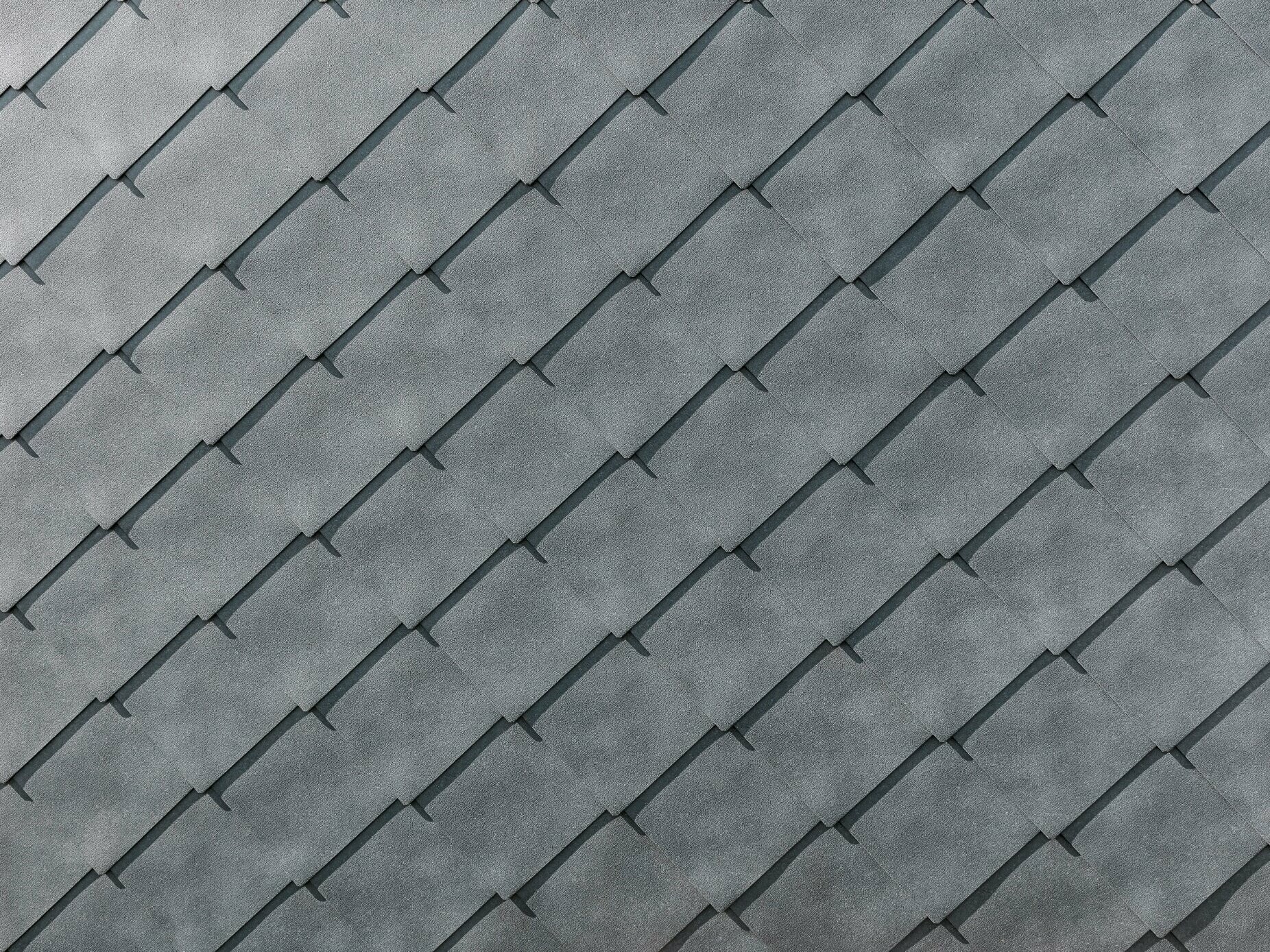 Natančen posnetek aluminijastih fasadnih rombov 44 x 44 PREFA v barvi P.10 kamnito siva