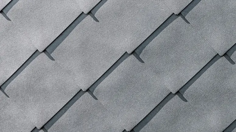Natančen posnetek aluminijastih fasadnih rombov 44 x 44 PREFA v barvi P.10 kamnito siva