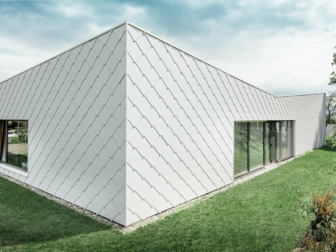 Blick auf die PREFA Fassade Wandraute 44 × 44 in der Farbe P.10 Prefaweiss.