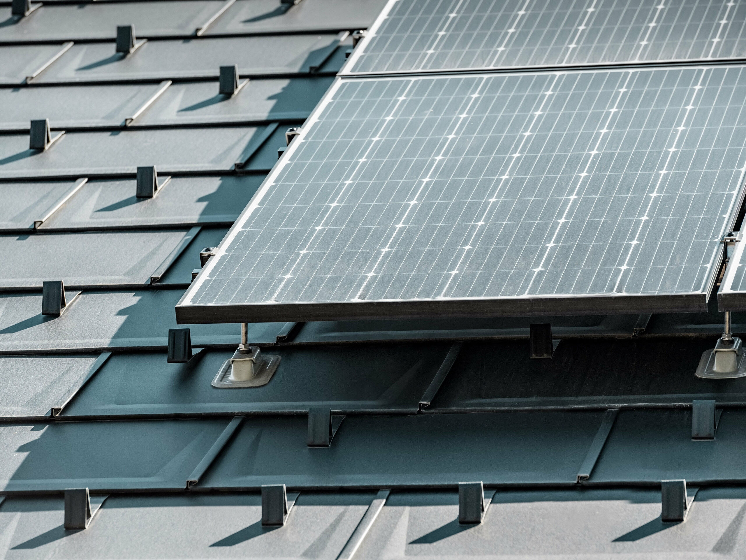 Detailansicht des PREFA Solarmontagesystems.