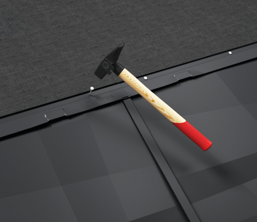 Strešni panel FX.12 PREFA se s pomočjo pritrdilne letve na izdelku na podkonstrukcijo pritrdi z žeblji.