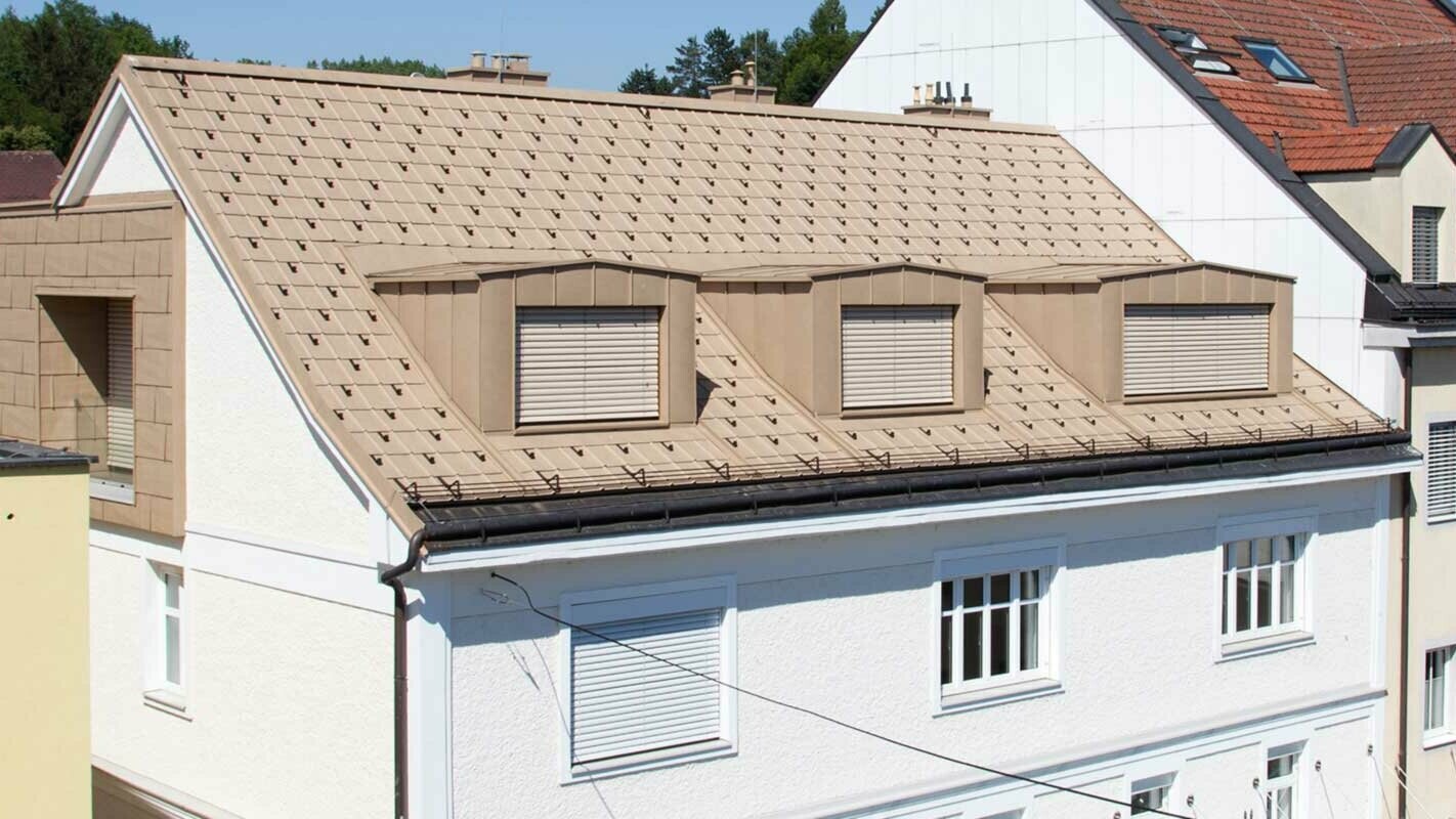 Obnova strehe s strešnimi paneli PREFA FX.12 v peščeno sivi barvi in tremi mansardnimi okni