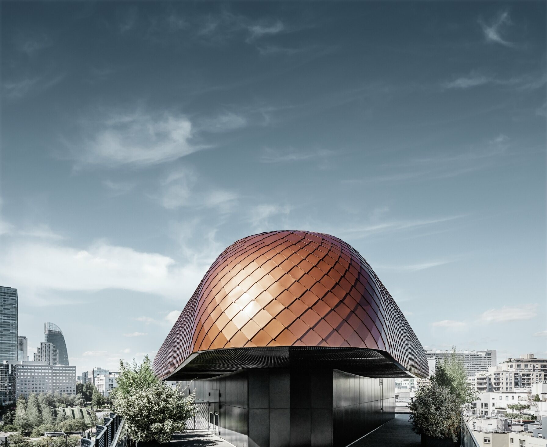 Der runde Aufbau auf dem Blackpearl Bürogebäude in Paris wurde mit der PREFA Dachraute 29 × 29 eingekleidet.