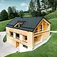 Slika prikazuje slikovito ekološko hišo v Eggu, obdano z zelenimi griči, s trajnostno solarno strešno ploščo PREFA. Črne, visokokakovostne PREFA strešne plošče R.16 in solarne strešne plošče PREFA se harmonično vklapljajo v podeželsko pokrajino in poudarjajo naravno lepoto okolice. Solarne strešne plošče niso le izraz zavezanosti obnovljivi energiji, ampak tudi oblikovni element, ki stilsko dopolnjuje moderno leseno fasado in čiste linije stavbe. Ta hiša je vzor za okolju prijazno gradnjo in navdih za prihodnostno usmerjeno arhitekturo.