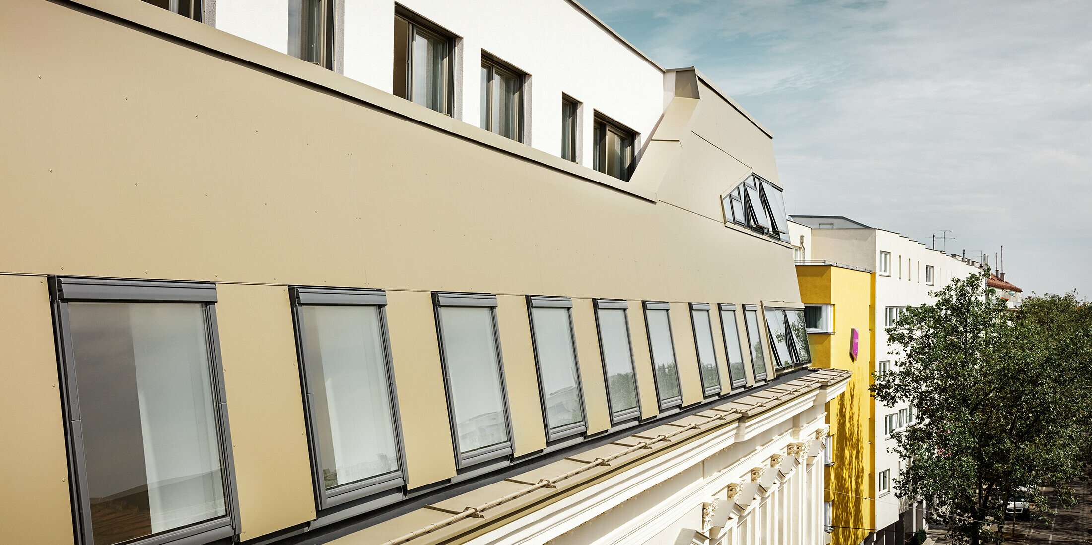 Izdelava podstrešja na ulici Schloßhofer Straße na Dunaju z aluminijastimi kompozitnimi ploščami v bronasti barvi PREFA