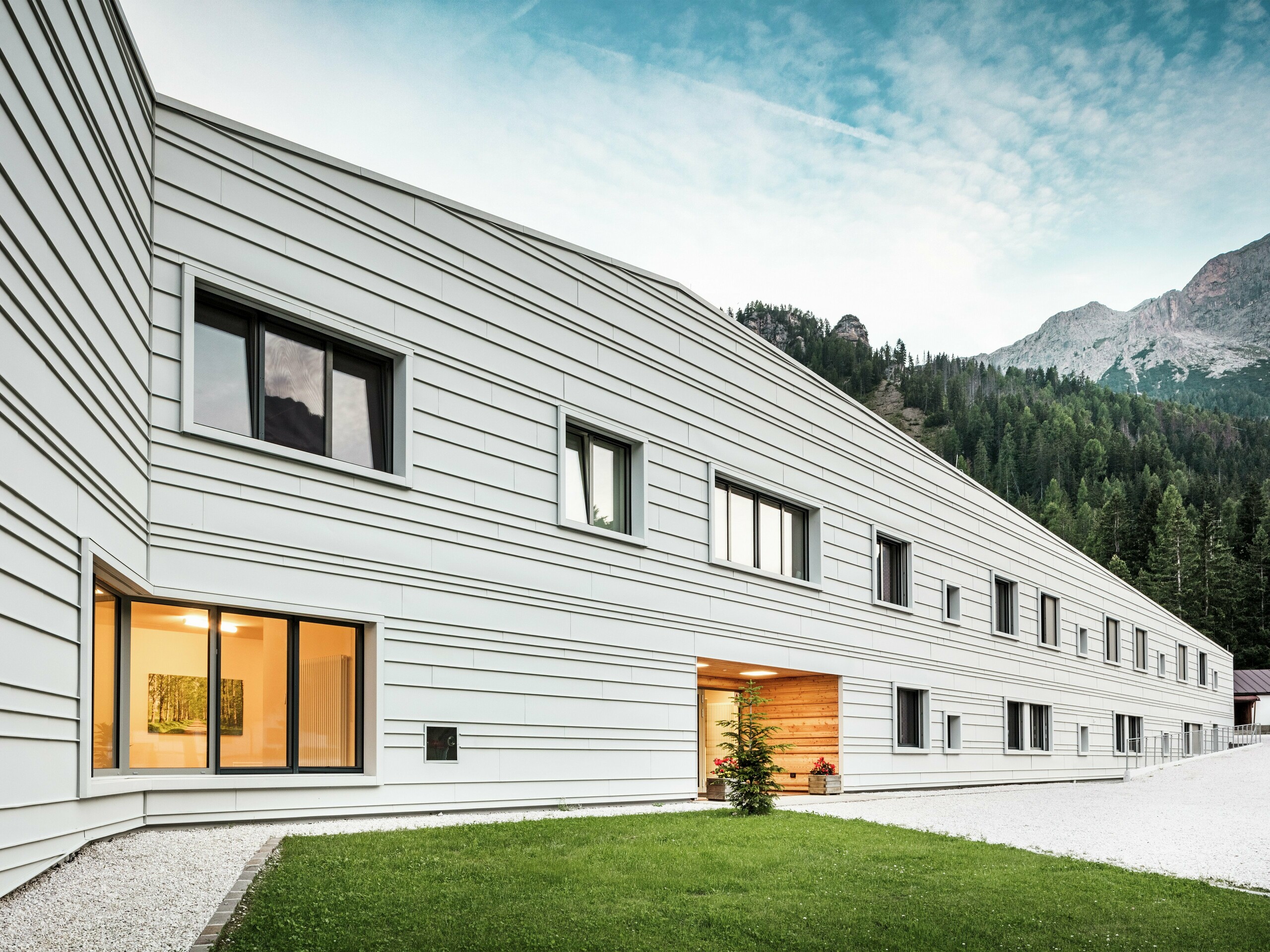 Moderna vojašnica „Tempesti“ na Južnem Tirolskem navdušuje s svojo jasno zasnovano fasado s sistemom PREFALZ v barvi P.10 prefa bela. Horizontalno in v nepravilnih razmikih položeni aluminijasti trakovi dajejo stavbi optično daljši videz. Svetla aluminijasta fasada odbija sončno svetlobo in tako zagotavlja boljše mikroklimatske razmere. Moderna vojašnica je arhitekturni statement sredi alpskega naravnega okolja.