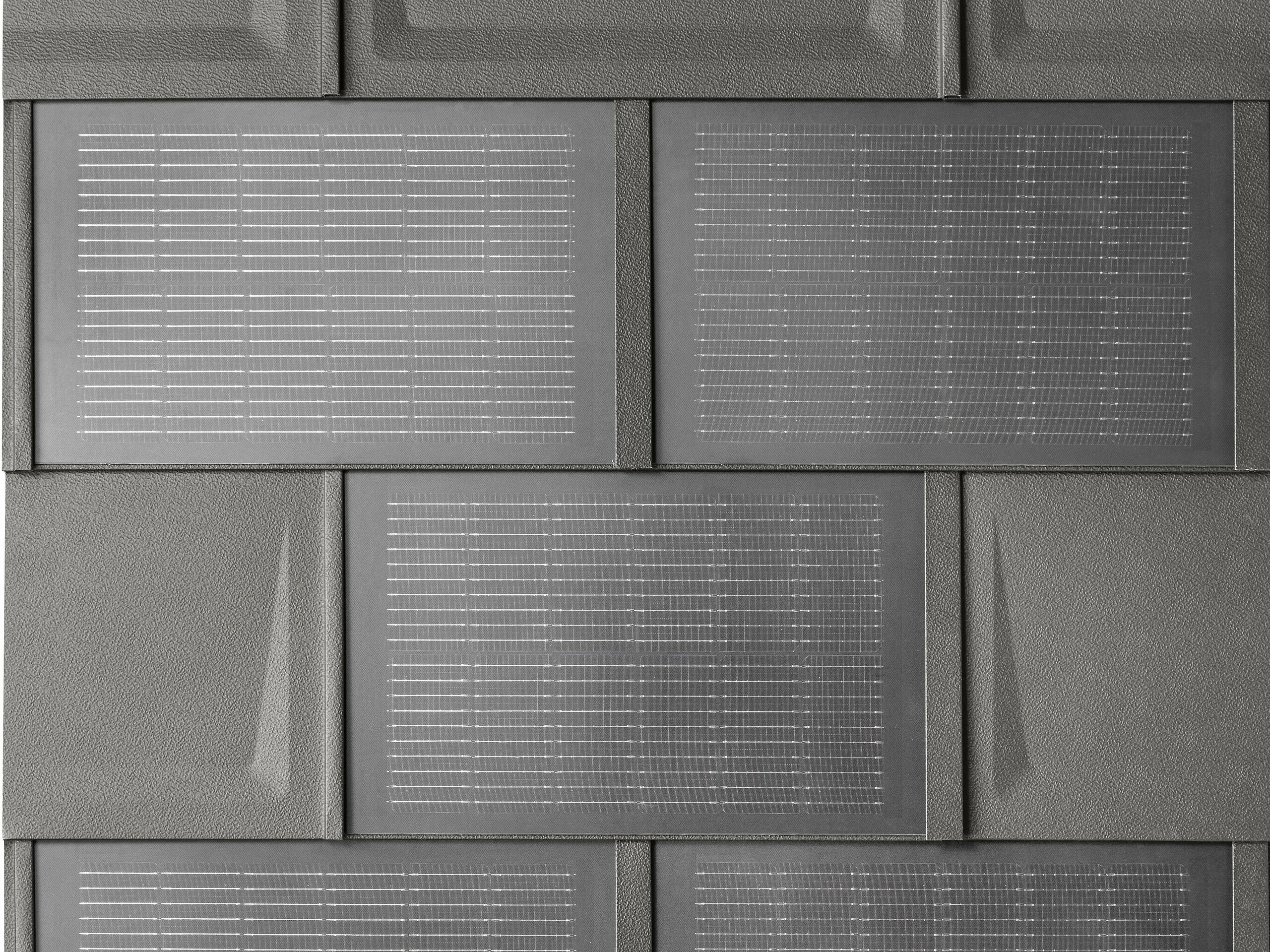 Prikazan je celoten prikaz montiranih malih solarnih strešnih plošč PREFA s strešnimi ploščami R.16 v temno sivi barvi