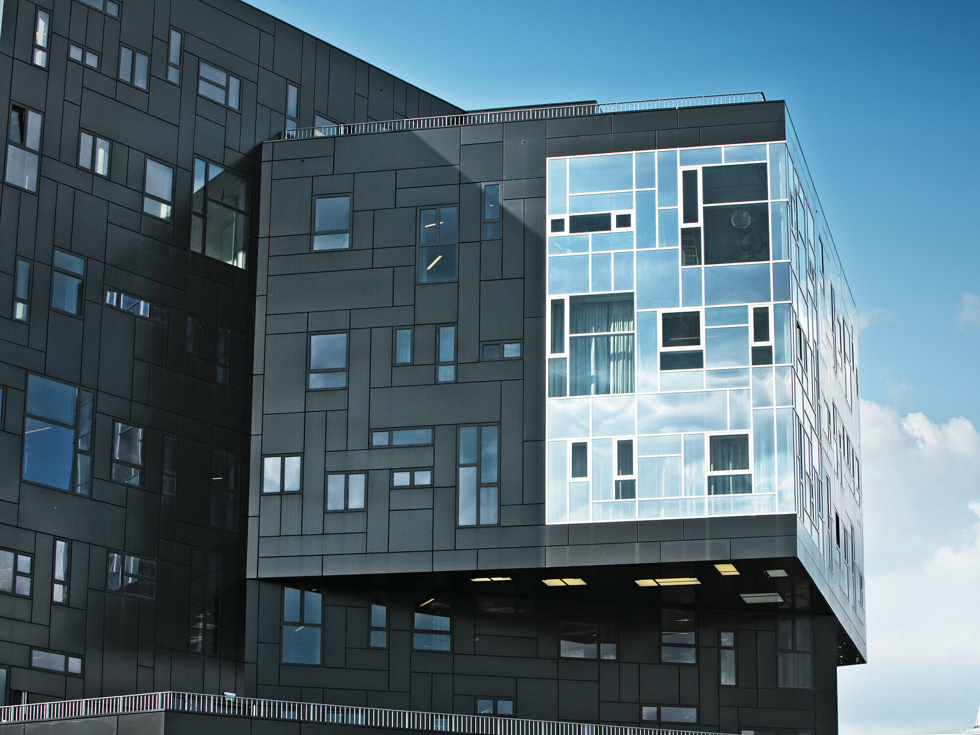 PREFA aluminijasta kompozitna plošča v temno črni barvi – NO.MAD Arquitectos, Madrid | Vasko + Partner Ingenieure, Dunaj | Atelier Hitoshi Abe, Sendai