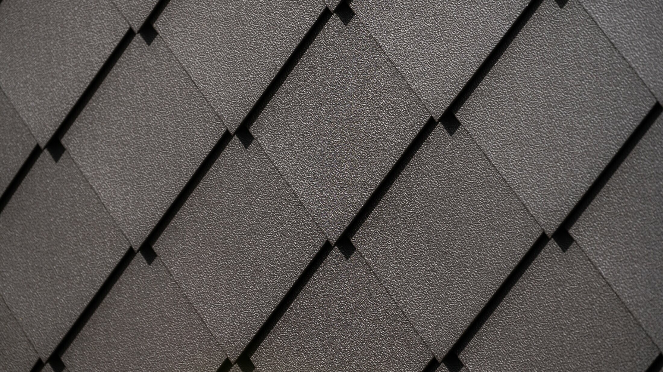 Fotografija fasadnega romba 29 x 29 PREFA v barvi testa di moro s površino stucco