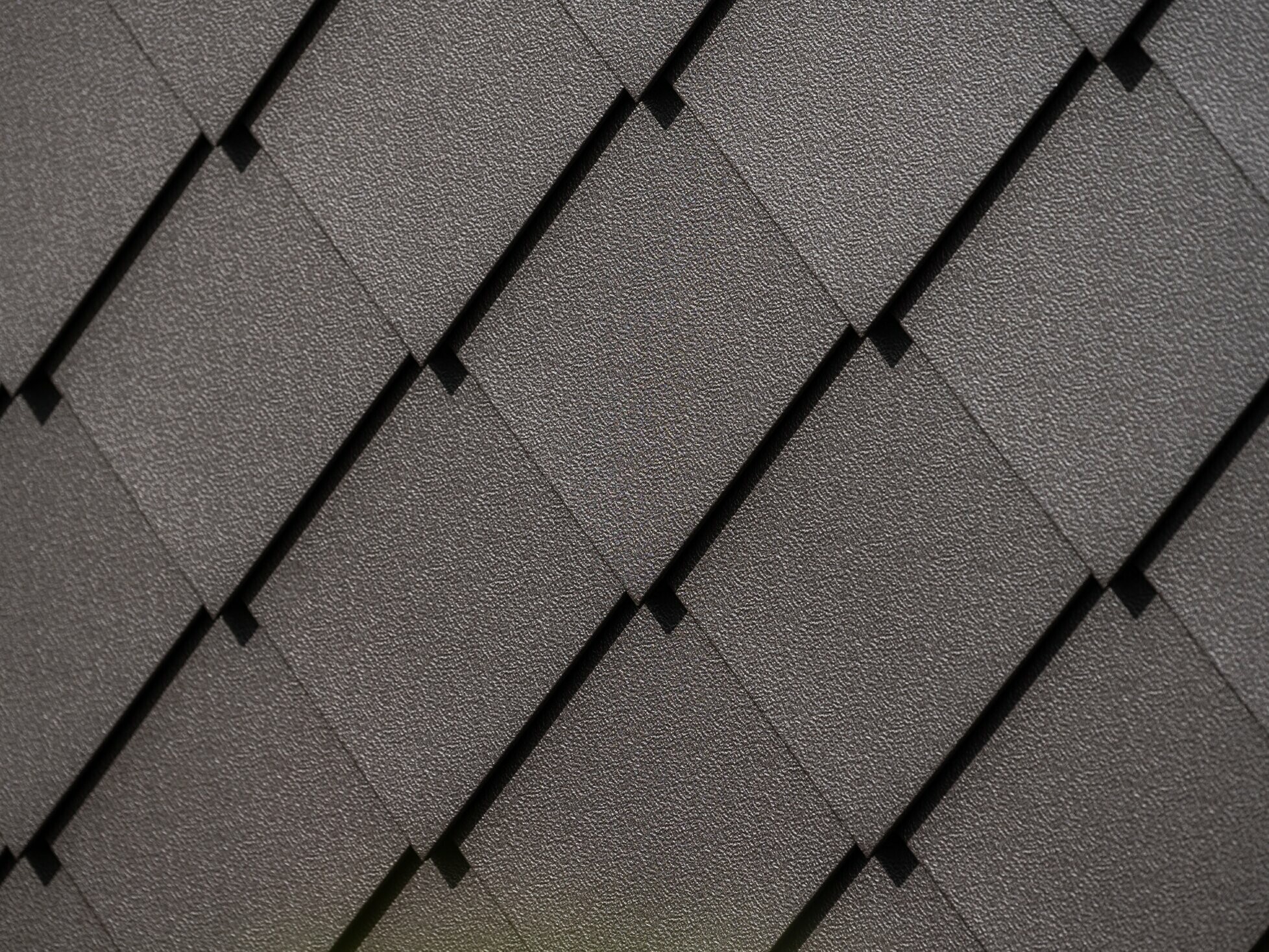 Fotografija fasadnega romba 29 x 29 PREFA v barvi testa di moro s površino stucco