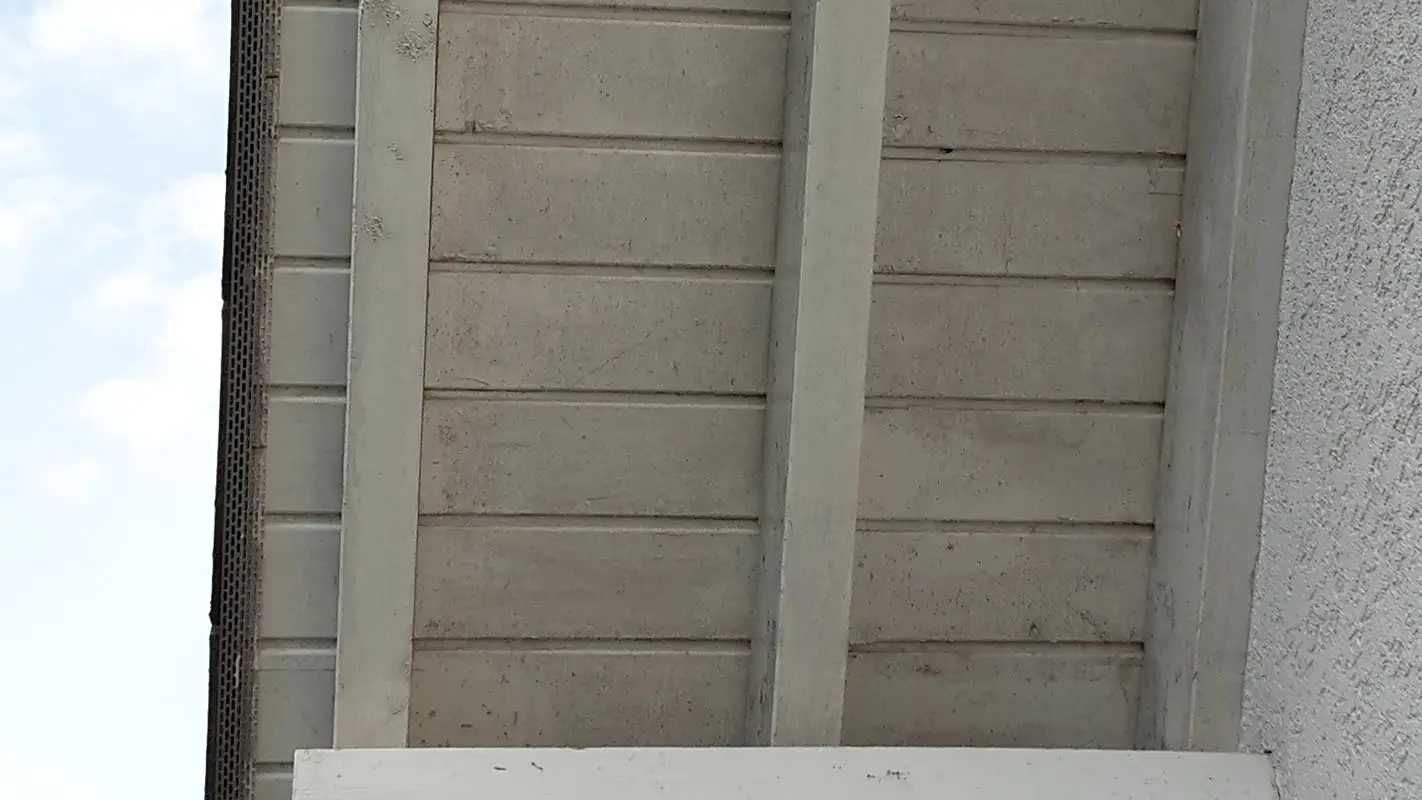 Strešni napušč v beli barvi pred obnovo s ploščami PREFA Siding