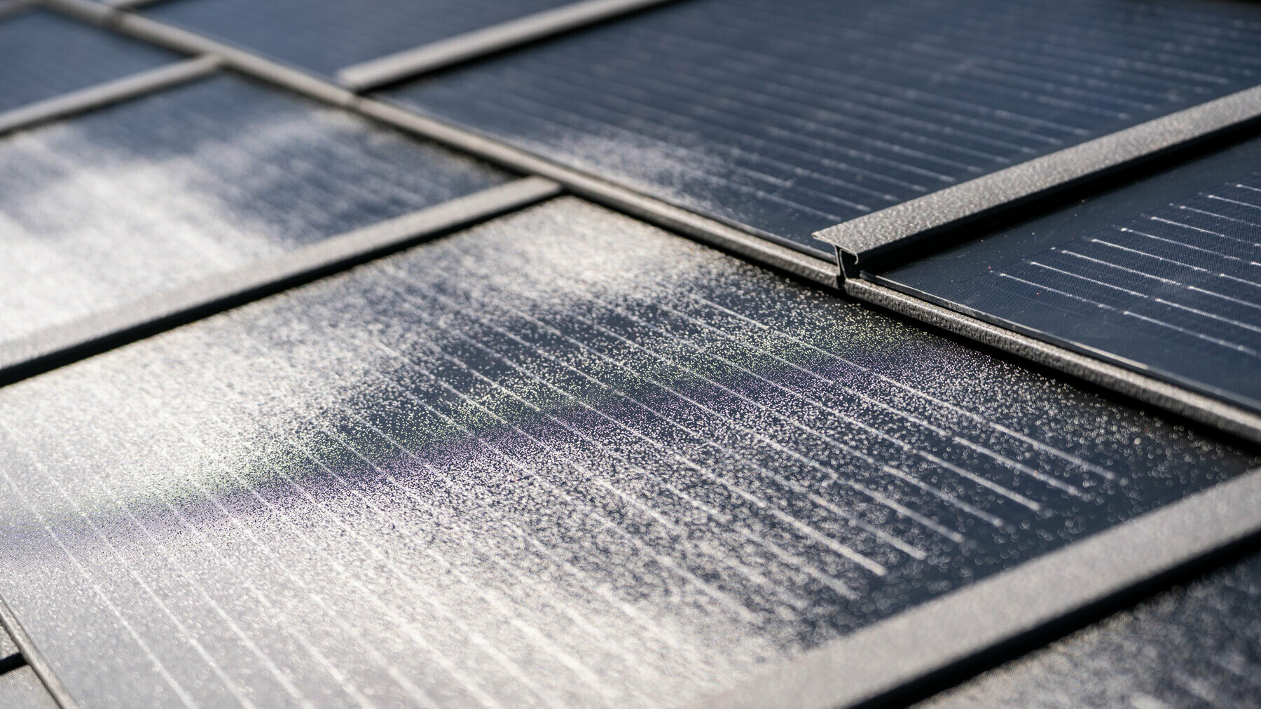 Fotografija položene male solarne strešne plošče PREFA in strešne plošče R.16 v barvi P.10 temno siva