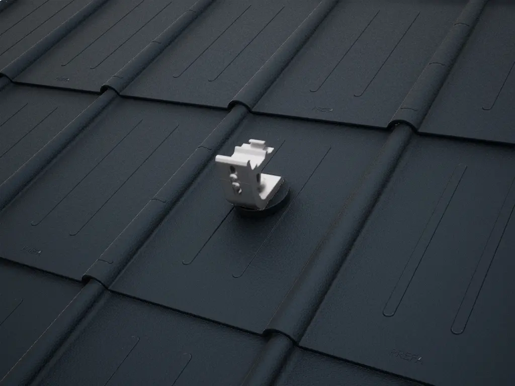 Podrobni pogled na nosilec solarnih sistemov PREVARIO 3.S, nameščen na temni strehi s strešnimi ploščami PREFA.